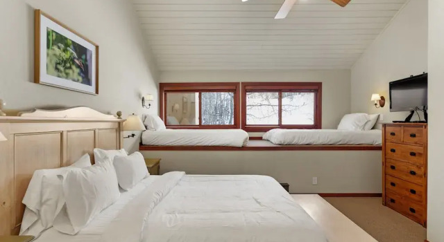 Коттедж с 3 комнатами Ski-in/ski-out Townhome Near Adam's Ave Ski Access by The Woodrun V Townhouses by RedAwning