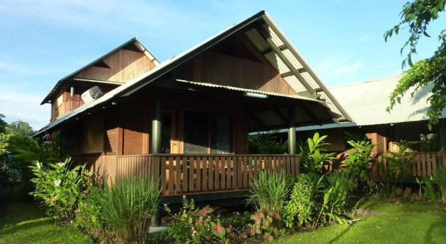 Бунгало Executive с видом на воду Kokopo Beach Bungalow Resort
