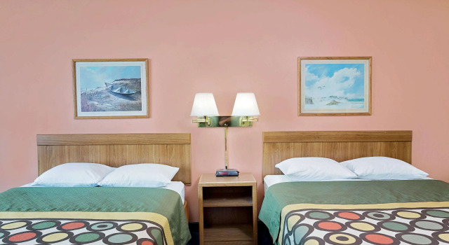 Super 8 by Wyndham Sturgeon Bay, Забронировать Отель Отели Стерджен-Бей с парковкой, рядом с Исторический музей округа Дор, Парковка