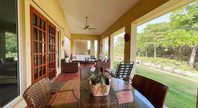 Коттедж Villa Iris 2 Story Ocean View Villa w Pool Access & Generator