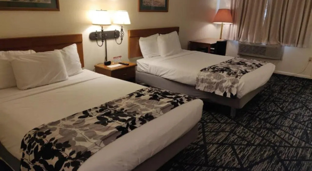 Четырёхместный номер Standard Skyline Motor Inn