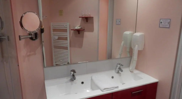Четырёхместный номер Comfort Logis Hôtel Saint-Hubert