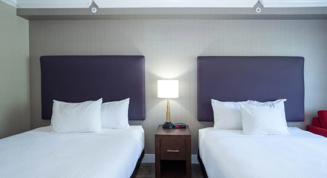 Четырёхместный номер Grand Sandman Hotel & Suites Calgary South