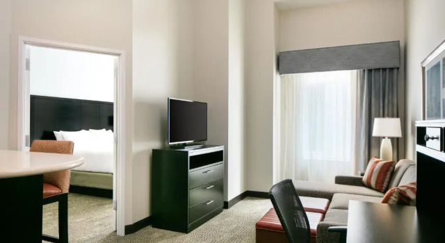 Четырёхместный люкс c 1 комнатой Staybridge Suites Des Moines Downtown by IHG