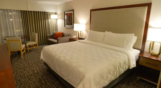 Люкс с балконом Holiday Inn Hotel & Suites Minneapolis-Lakeville by IHG