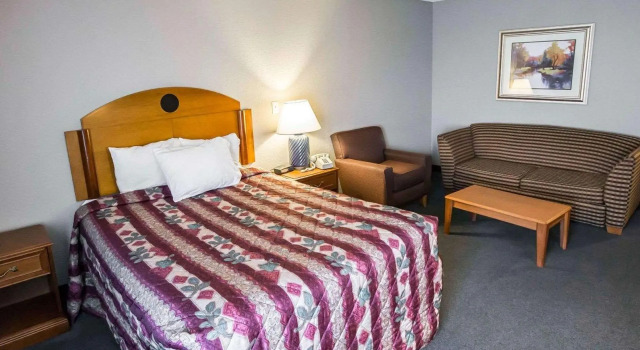 Двухместный номер Standard Days Inn & Suites by Wyndham Merrillville