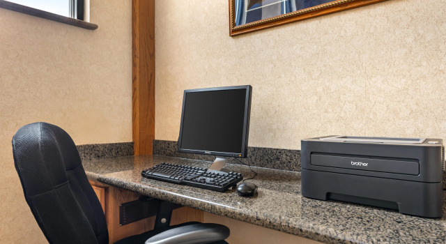 Best Western Plus Silver Saddle Inn, Забронировать Отель Отели Эстес-Парк с парковкой, рядом с Lake Estes 9-Hole Golf Course, Парковка