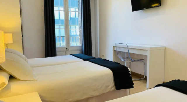 Трёхместный номер Standard с балконом Super Balmes Guest House