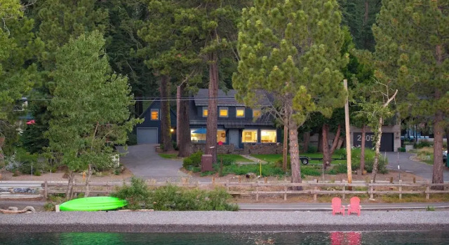 Коттедж с 4 комнатами West Shore Lake House by Avantstay Ski Cabin w/ Backyard Sledding Hill!