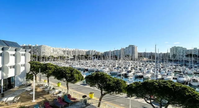 Трёхместный номер Premium с видом на гавань The Originals Boutique, Hôtel Neptune, Montpellier Sud