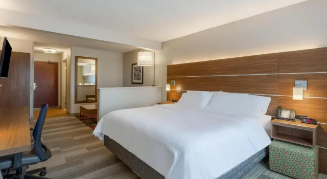 Люкс c 1 комнатой Holiday Inn Express Hotel & Suites Burlington by IHG