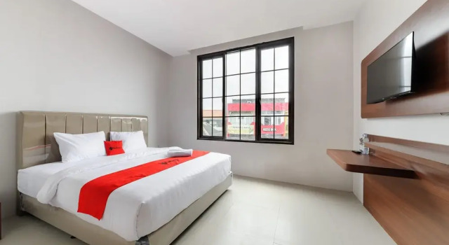 RedDoorz Plus Near Kebun Raya Bogor, Prenota Hotel Bogor Bogor Selatan, vicino a Bogor Botanical Garden