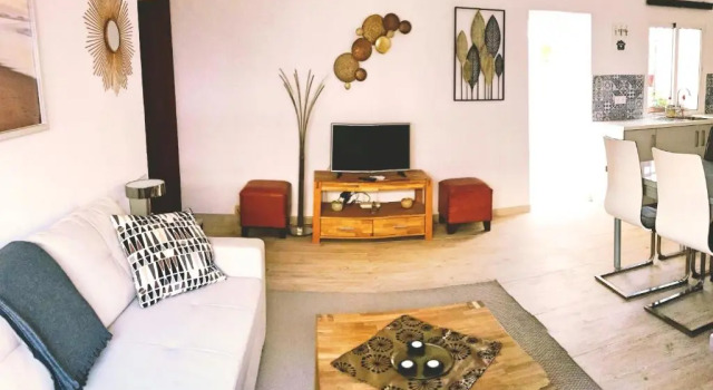 Quiet 3-bedroom house near Town Hall & Centre, Забронировать Отель Отели Торремолинос с парковкой, рядом с Культурный центр им. Пабло Руиса Пикассо, Парковка