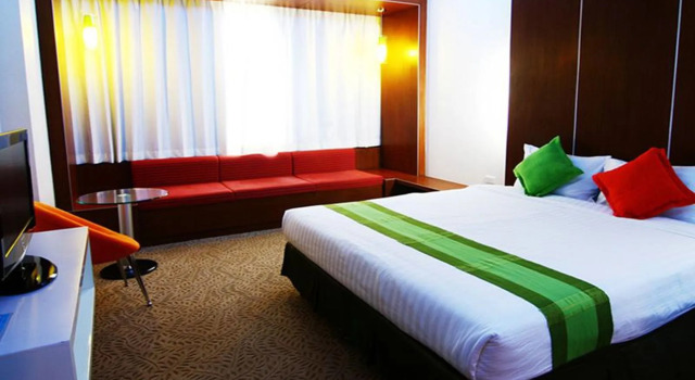 V-One Hotel Korat, Varaa Hotelli Hotellit North-Eastern Thailand pysäköinnillä, Pysäköinti
