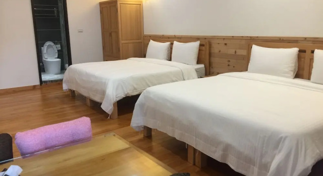 Четырёхместный номер Standard с балконом Hou Shan Ren Jia B&B Hall A