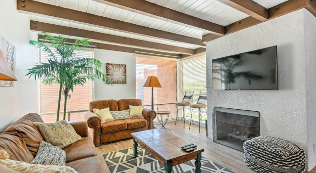 Апартаменты с 3 комнатами с балконом 3 Mi to Old Town: Scottsdale Condo w/ Pool & Lake