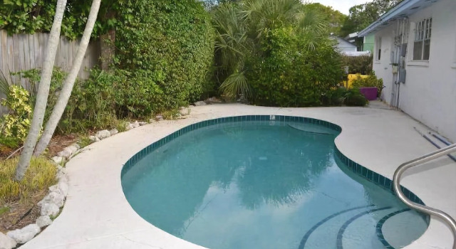 While Away by RedAwning, Забронировать Отель Холмс-Бич Sarasota Area