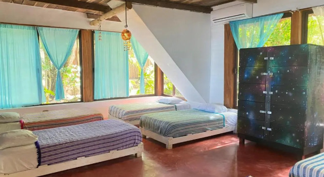 Кровать в общем номере Cabañas Hostal & Camping Magic Bacalar