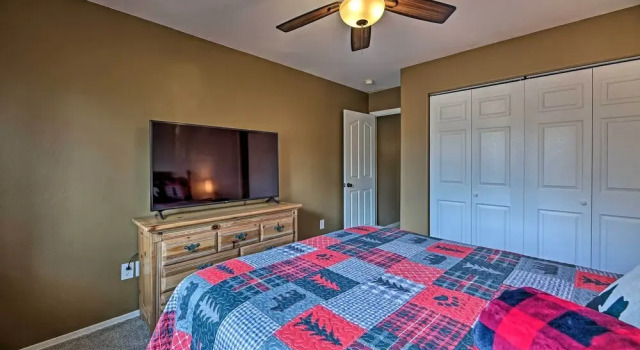 Коттедж Near Woodland Lake Park: Cabin w/ Serene Deck!