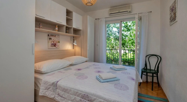 Amazing Home in Makarska With Wifi and 6 Bedrooms