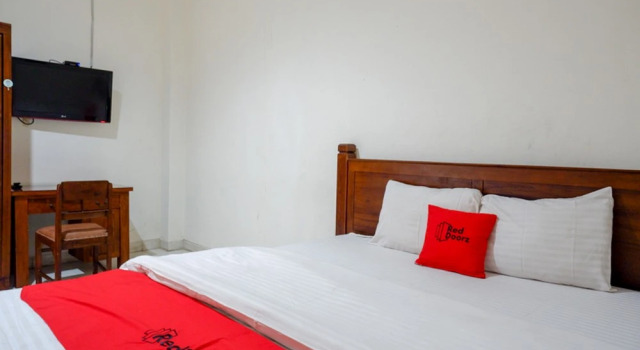 RedDoorz at Solo Baru, Book Hotel Sukoharjo Central Java