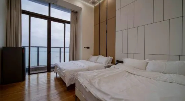 Семейный люкс с балконом и с видом на море Baijue · Designer Sea View Light Residence (Zhanjiang Jinshawan Scenic Area Store)