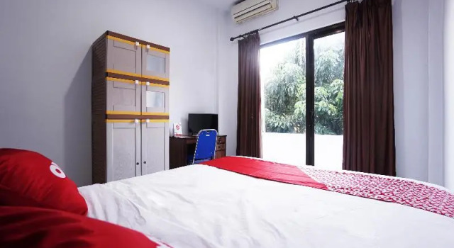 Putri Kesia Rooms, Book Hotel Hotels in Sulawesi with Parking, Parking