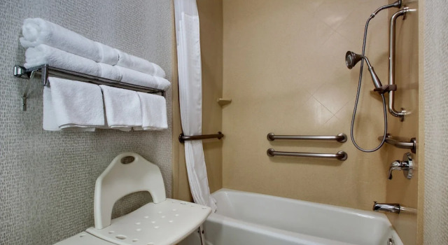 Двухместный люкс Holiday Inn Express Hotel & Suites Vernon College Area by IHG