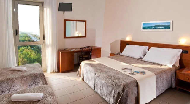 Четырёхместный семейный номер Standard с балконом и с видом на море Hotel Nuovo Diana