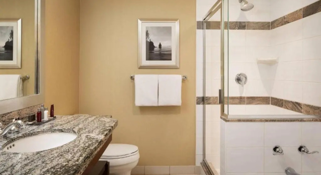 Номер Standard с видом на город Vancouver Marriott Pinnacle Downtown Hotel