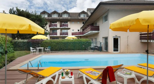 Трёхместный номер Standard Logis Hotel Arc En Ciel