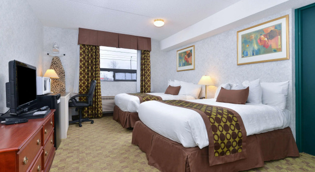 Четырёхместный номер Standard Lexington Inn & Suites-Windsor