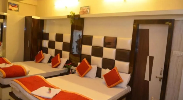 Кровать в общем номере Hotel Ganpati Plaza