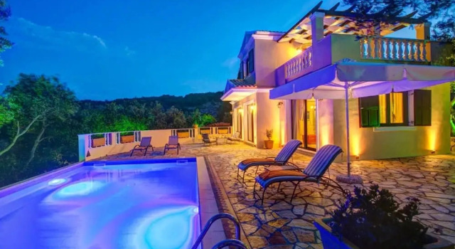 Коттедж Kalliope Villa - Classic Modern With a Splash of Glam