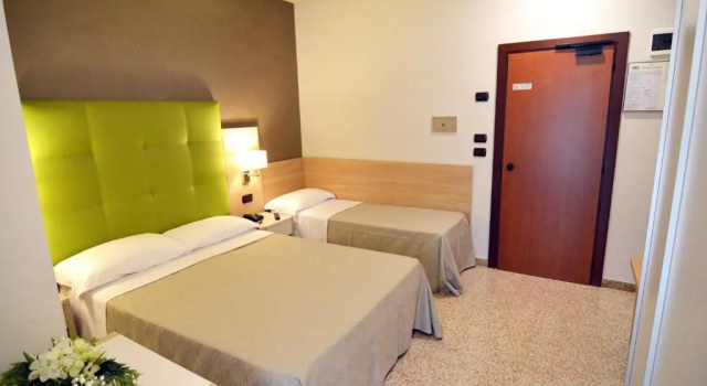 Трёхместный номер Standard с балконом Hotel Adele