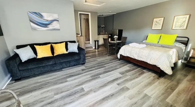 Spacious Studio with Private Entry, Book Hostel / Vandrerhjem Moreno Valley Californien