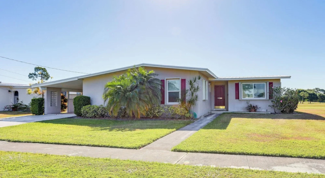 Коттедж с 2 комнатами Sunny Port St Lucie Home: Lanai & Golf Course View