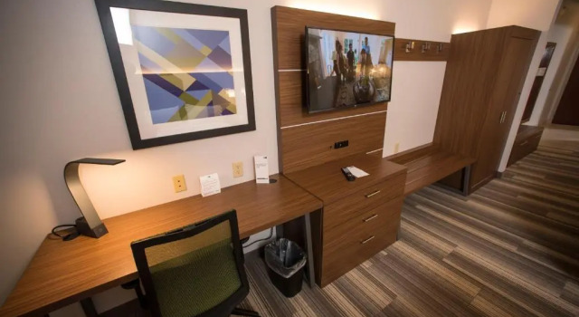 Четырёхместный номер Standard Holiday Inn Express Hotel & Suites Lexington-Downtown University by IHG