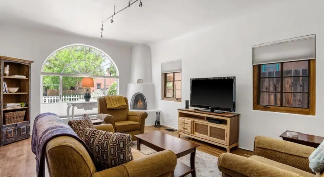Коттедж с 2 комнатами Casa O'keeffe - Five-minute Walk to The Plaza, Quiet Neighborhood, Comfort and Convenience