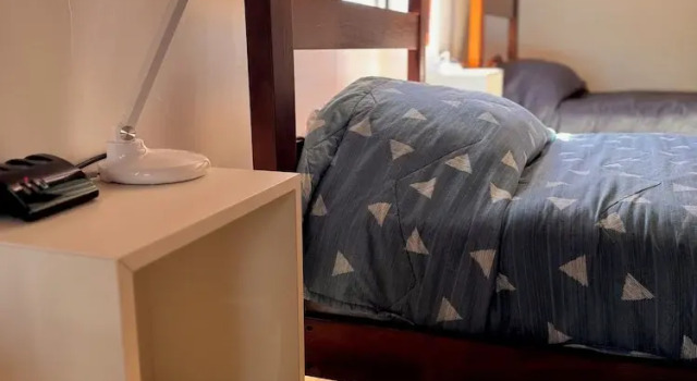 Кровать в общем номере Hostal Treile