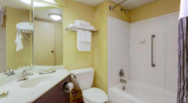 Номер Standard Spark by Hilton Charlotte Airport North