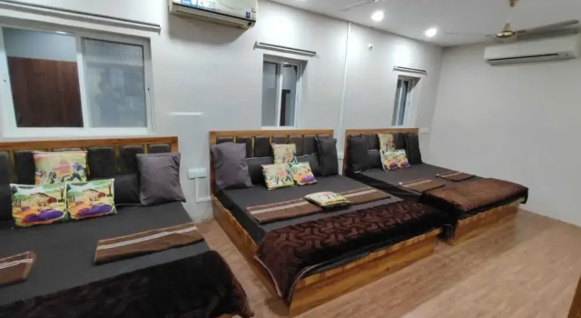 Hotel Shree Kedarnath in front of railway station platform no 8, Забронировать Отель Удджайн штат Мадхья-Прадеш