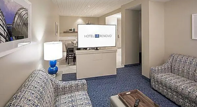 Четырёхместный номер Standard с видом на бассейн Hotel Renovo Des Moines Urbandale,Tapestry Collection Hilton