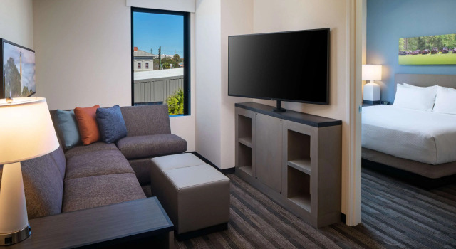Четырёхместный люкс с кухней c 1 комнатой Hyatt House Tallahassee Capitol University