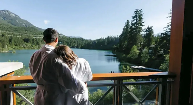 Люкс с видом на озеро Nita Lake Lodge