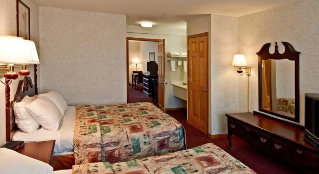 Четырёхместный номер Standard Americas Best Value Inn Waukegan