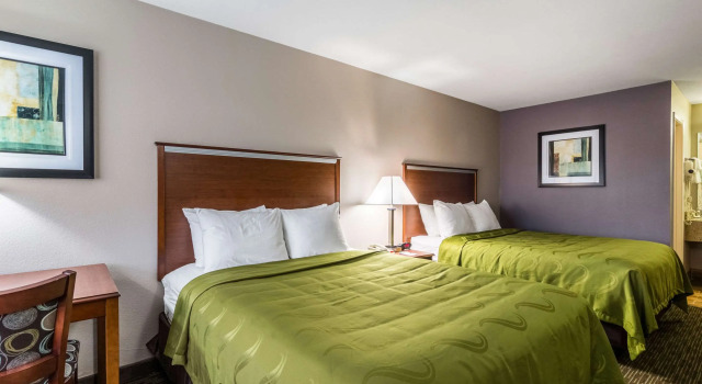 Четырёхместный номер Standard Quality Inn University near Downtown