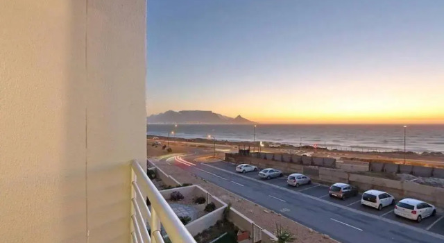 Апартаменты Blouberg Beachfront Apartment The Bay 202