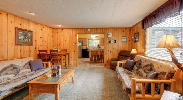 Cabin Less Than 1 Mi to Yellowstone Natl Park, Забронировать Дом для отпуска Вест-Йеллоустон Национальный парк Йеллоустоун, западный вход, рядом с Great Whirligig