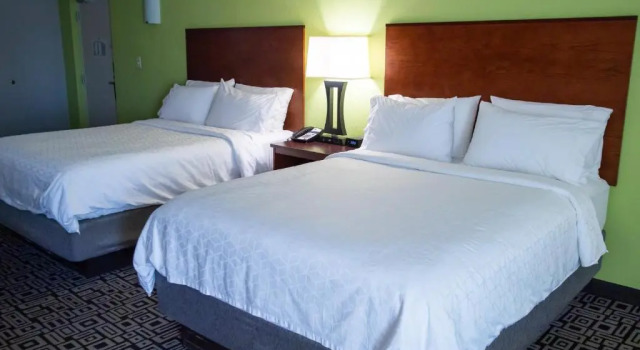 Четырёхместный номер Standard Holiday Inn Express Hickory - Hickory Mart by IHG